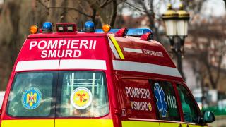 Două persoane, transportate la spital după ce un autoturism şi un microbuz de marfă s-au ciocnit, la Sibiu, pe DN 14B