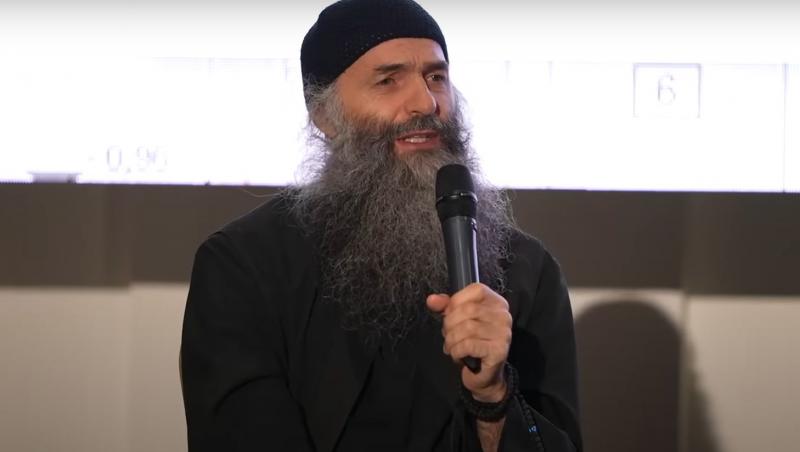 Mesajul unui preot pentru românii din diaspora: "Să sărutaţi picioarele celor care au rămas în ţară, că aveţi unde veni. Aceia sunt eroi, cei care au răbdat aici"