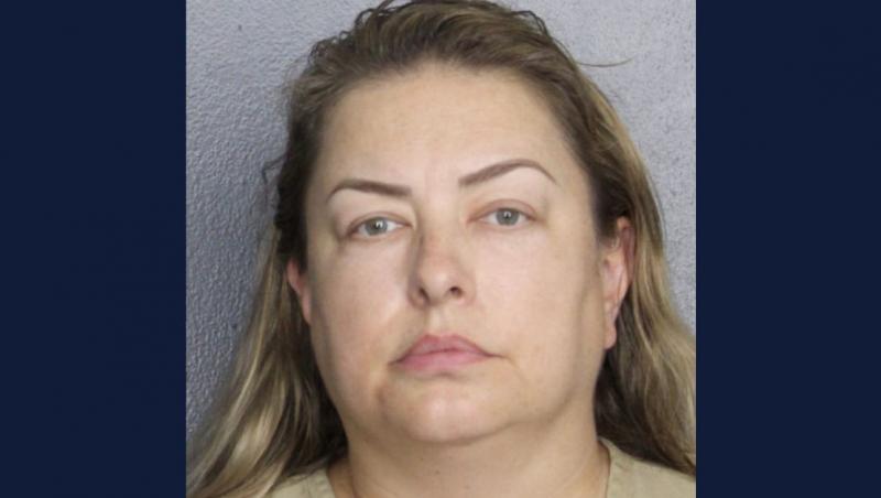 Filmată cum îşi apucă fiul de păr şi-l aruncă din maşină. O mamă din Florida şi-a bătut baieţelul de doar 6 ani în plină stradă