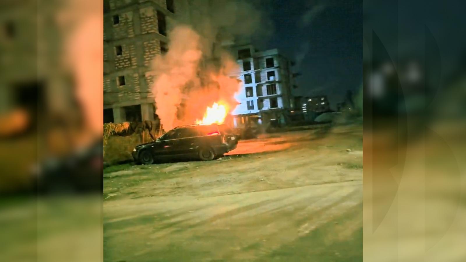 Panică în Constanţa, după ce o maşină s-a aprins din senin. În doar câteva minute, autovehiculul s-a făcut scrum