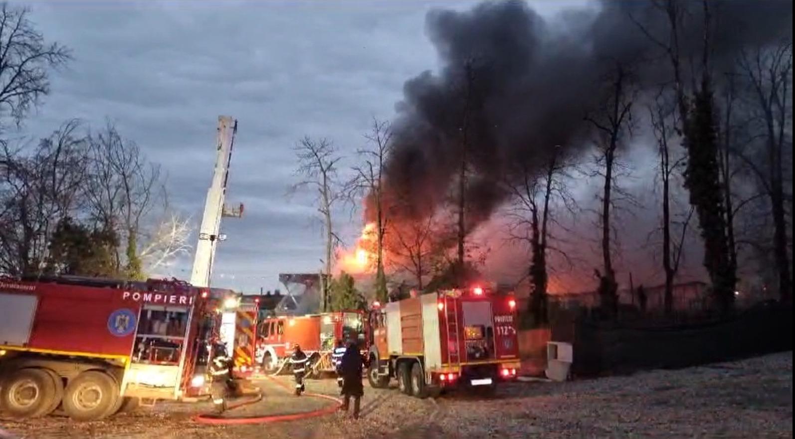 Incendiu la Taverna Racilor din Snagov. Flăcările au cuprins rapid mansarda restaurantului