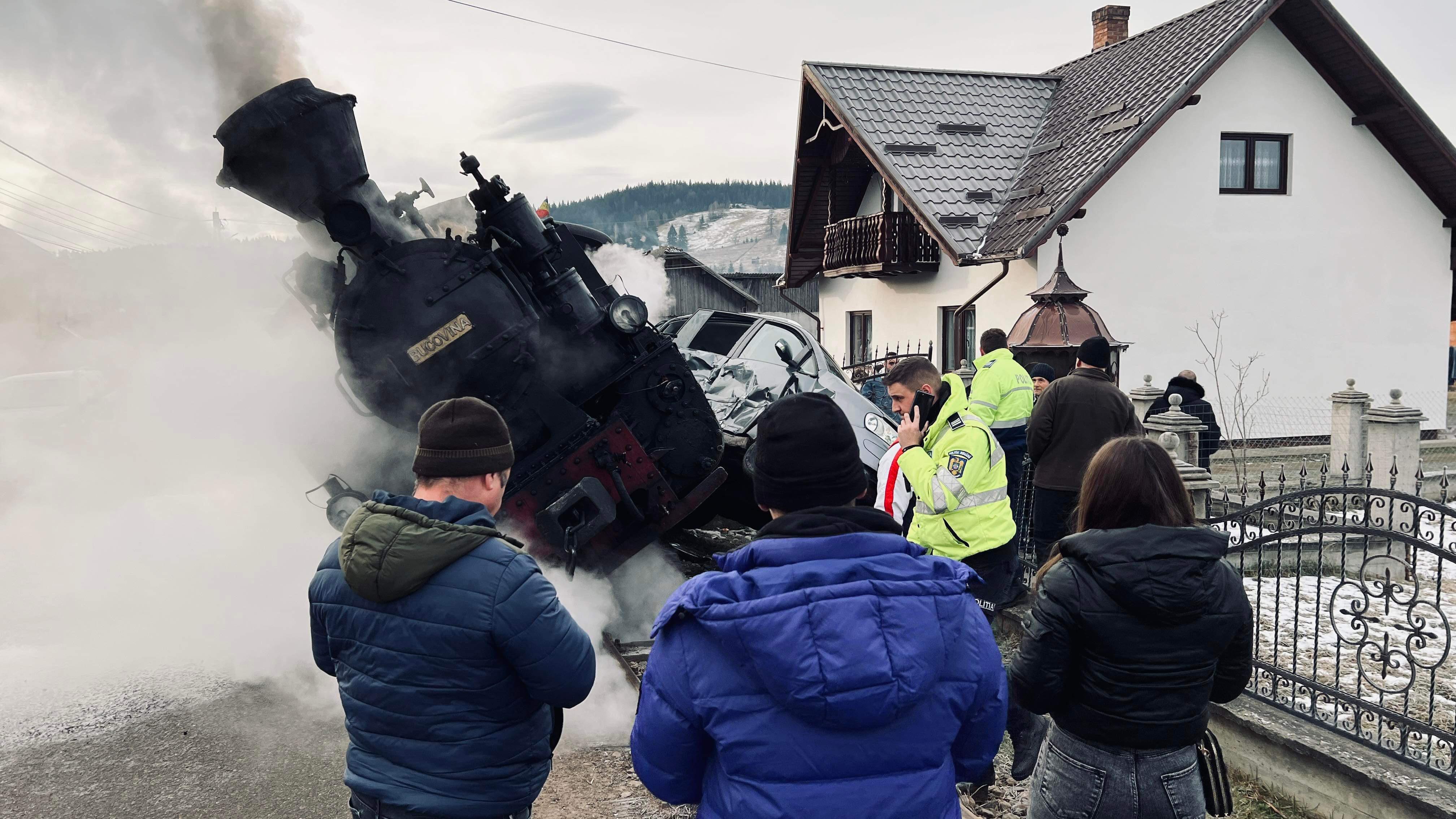 Accident violent cu Mocăniţa Moldoviţa. Trenul s-a răsturnat de pe şine, după ce a lovit o maşină care nu îi acordase prioritate