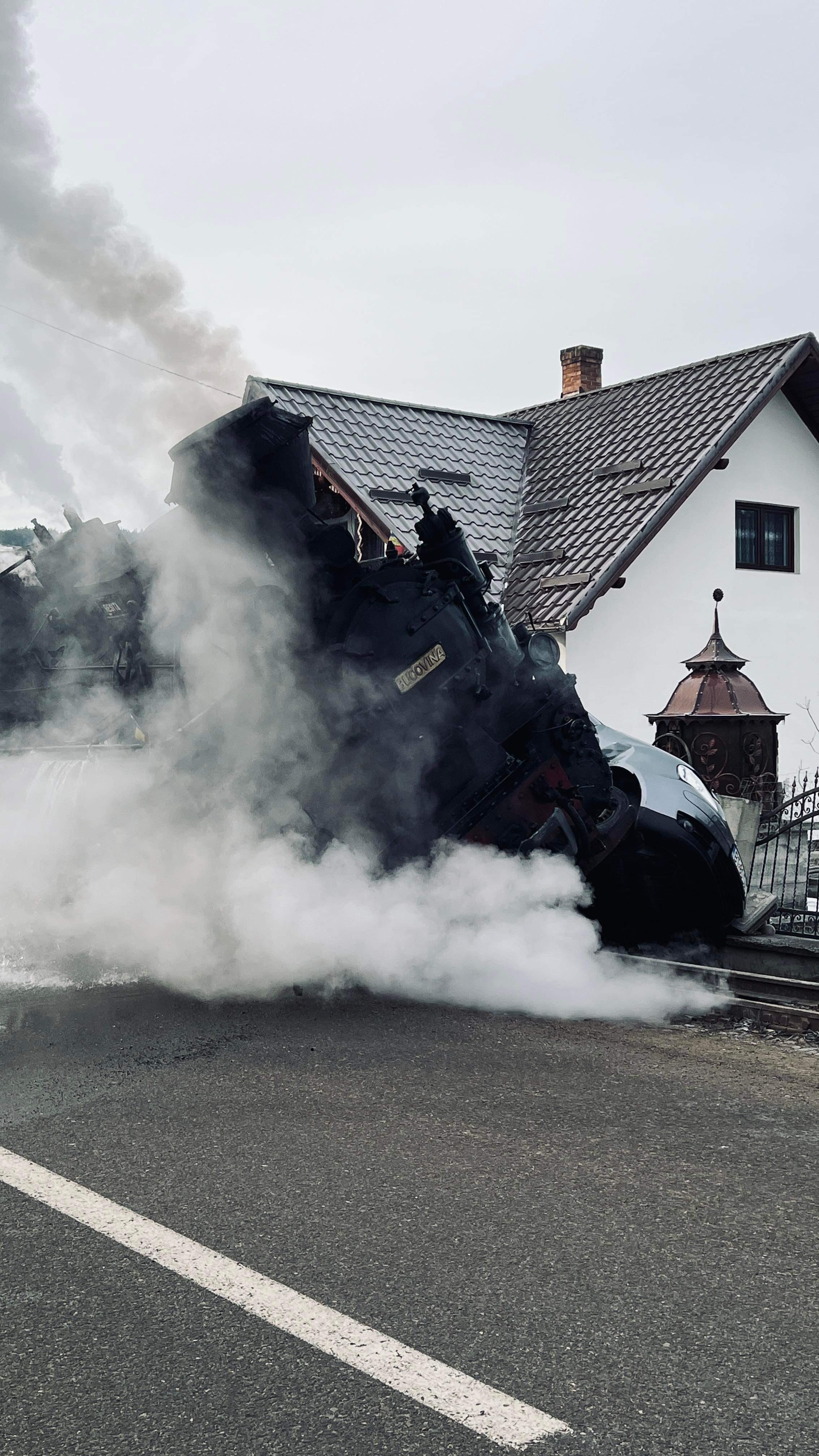 Accident violent cu Mocăniţa Moldoviţa. Trenul s-a răsturnat de pe şine, după ce a lovit o maşină care nu îi acordase prioritate