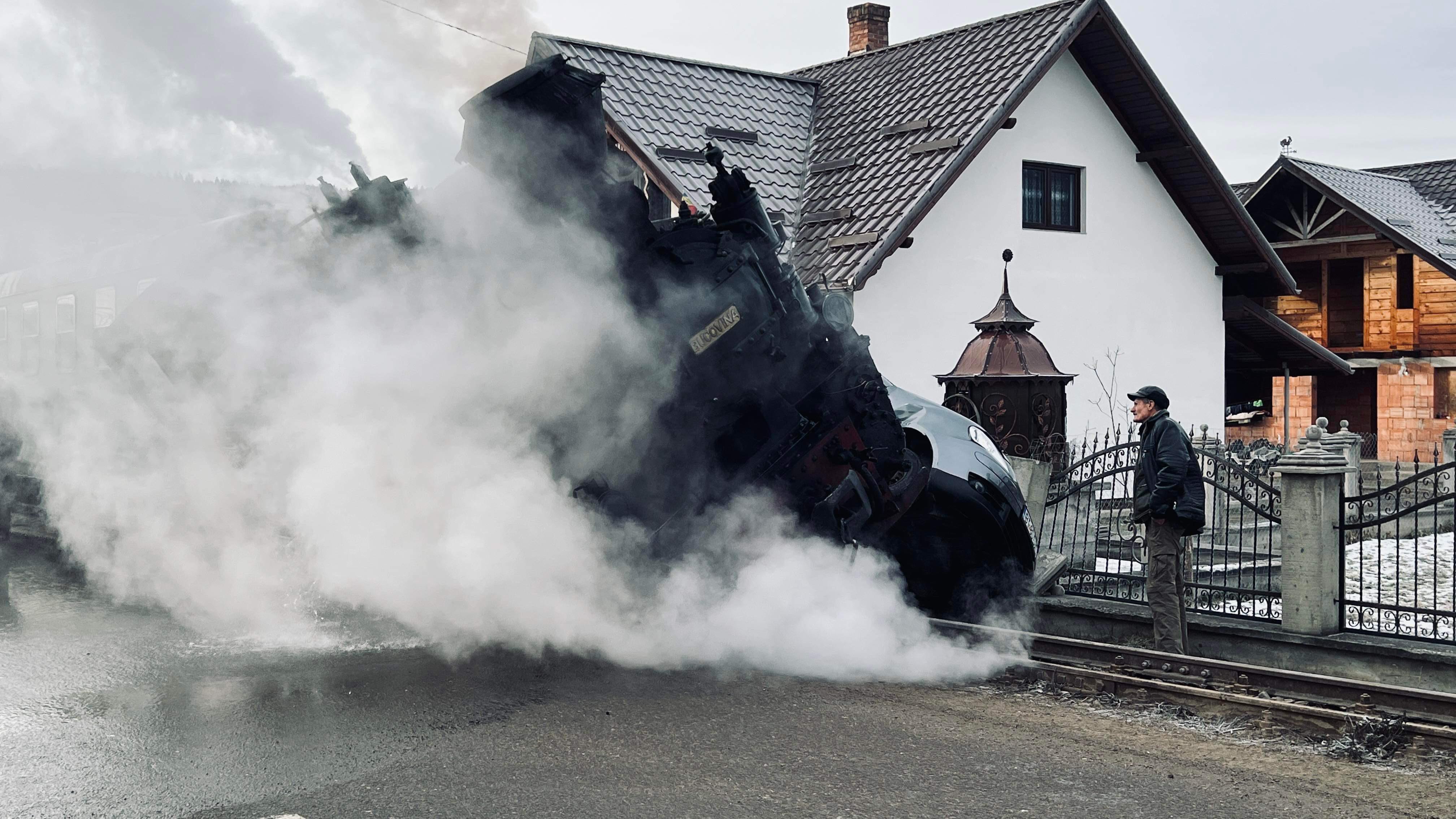 Accident violent cu Mocăniţa Moldoviţa. Trenul s-a răsturnat de pe şine, după ce a lovit o maşină care nu îi acordase prioritate