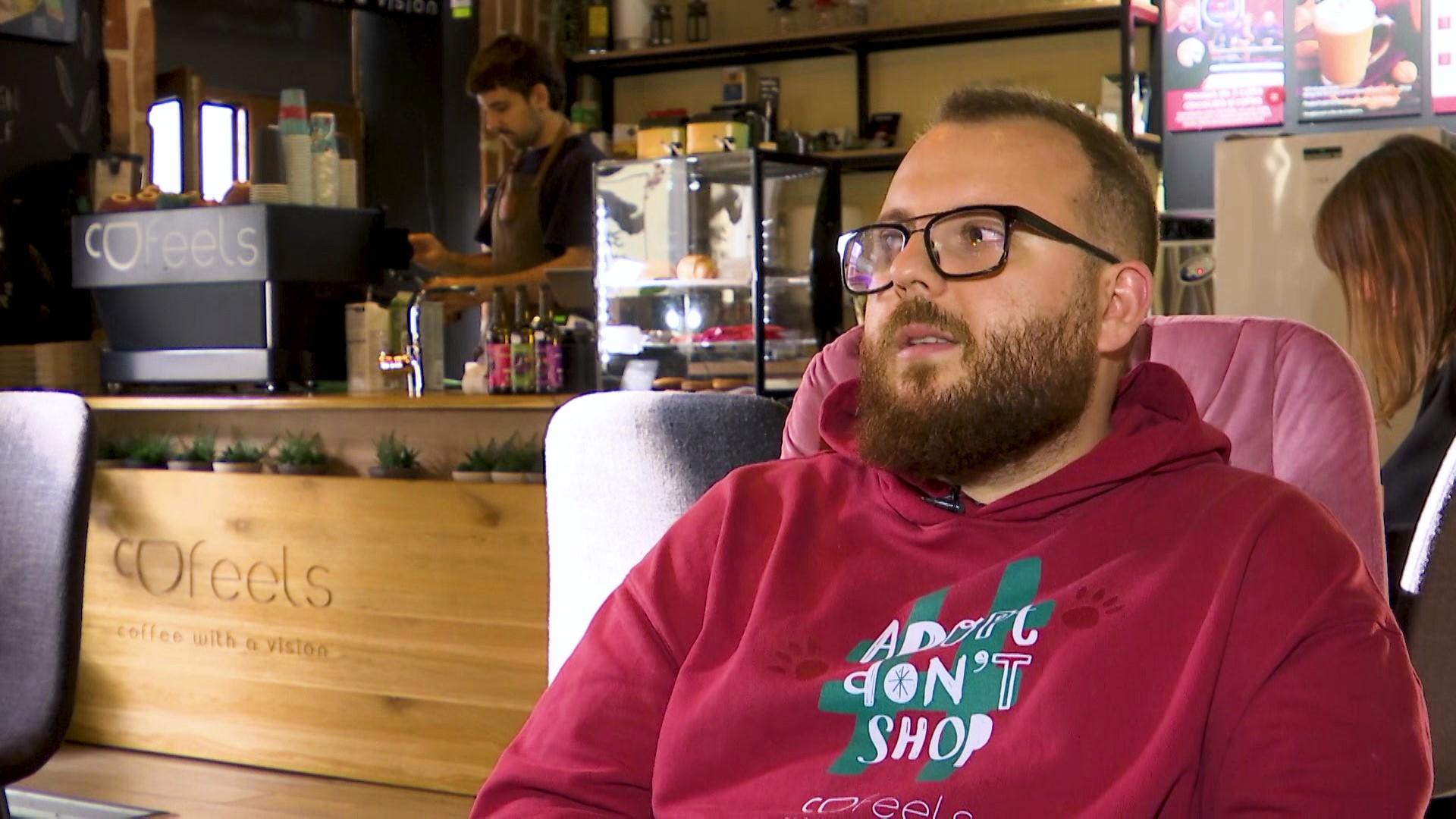 Lucian a deschis prima cafenea socială din Cluj