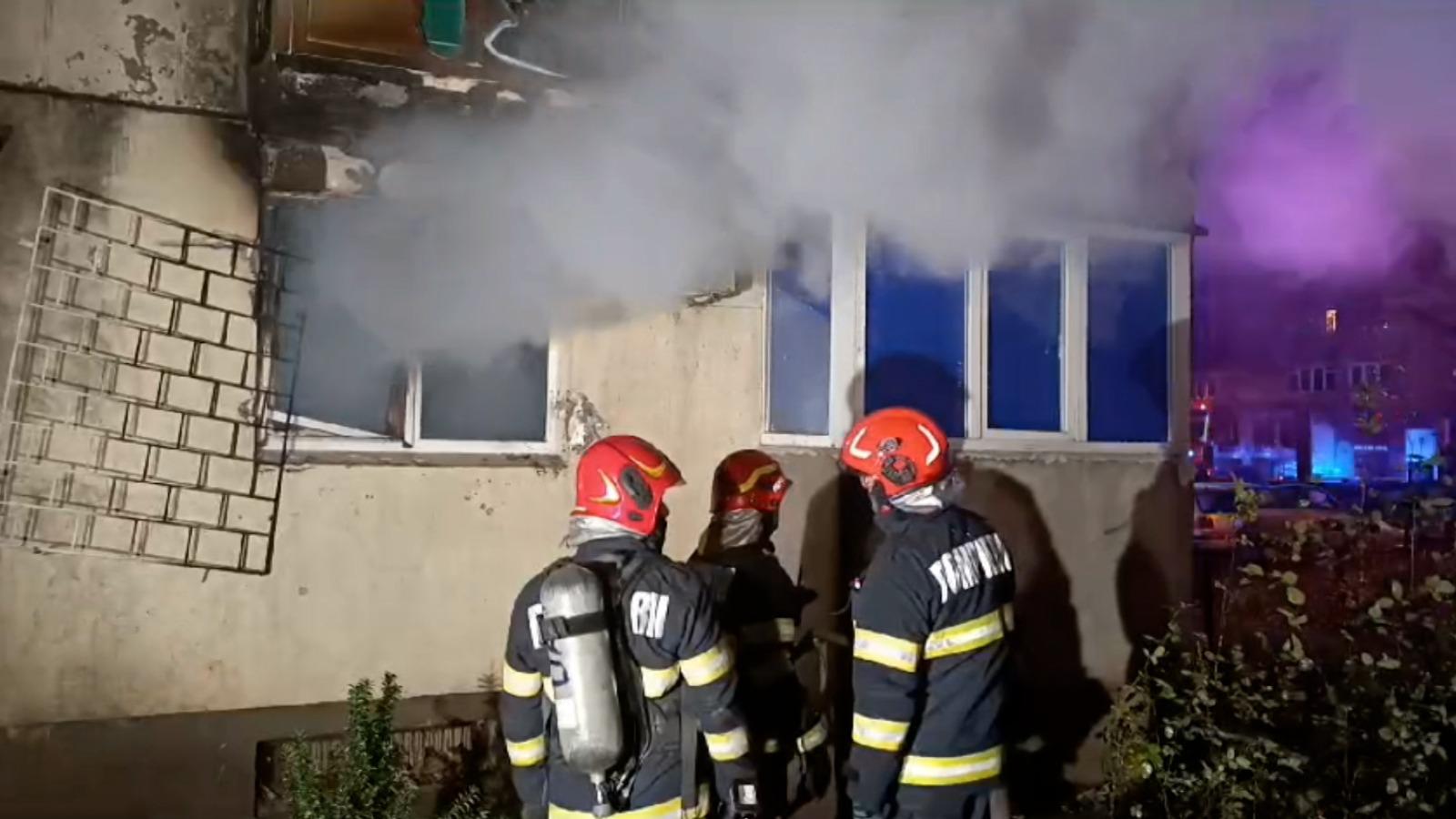 Incendiu puternic într-un apartament din Berceni. Proprietara s-a prăbuşit în prag în timp ce încerca să îşi sune fiica pentru ajutor