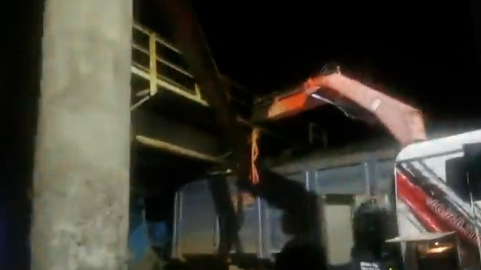 Un camionagiu de 61 de ani a intrat cu putere în limitatorul de înălţime al unui pasaj din Suceava. A fost amendat pentru neatenţie