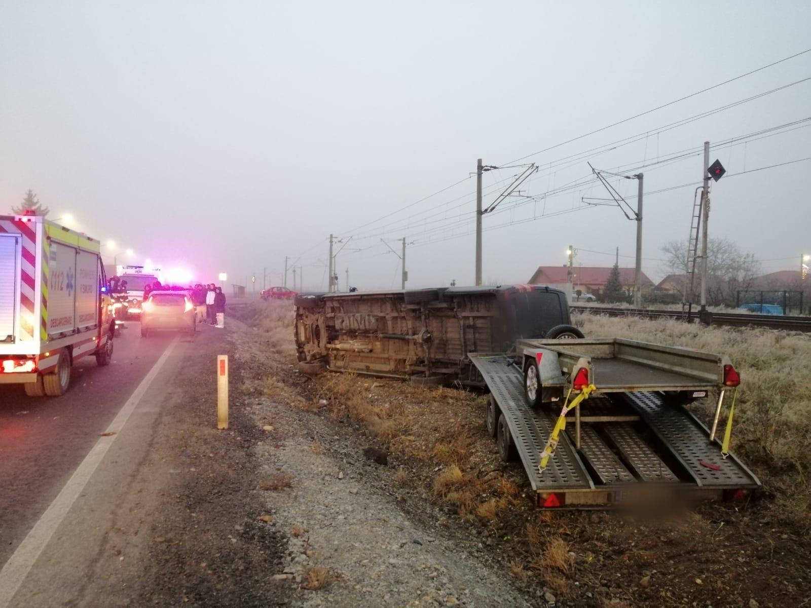 Un şoferiţă de 30 de ani a intrat cu viteză într-un microbuz pe un drum din Cluj şi l-a răsturnat pe câmp. Un pasager a ajuns la spital