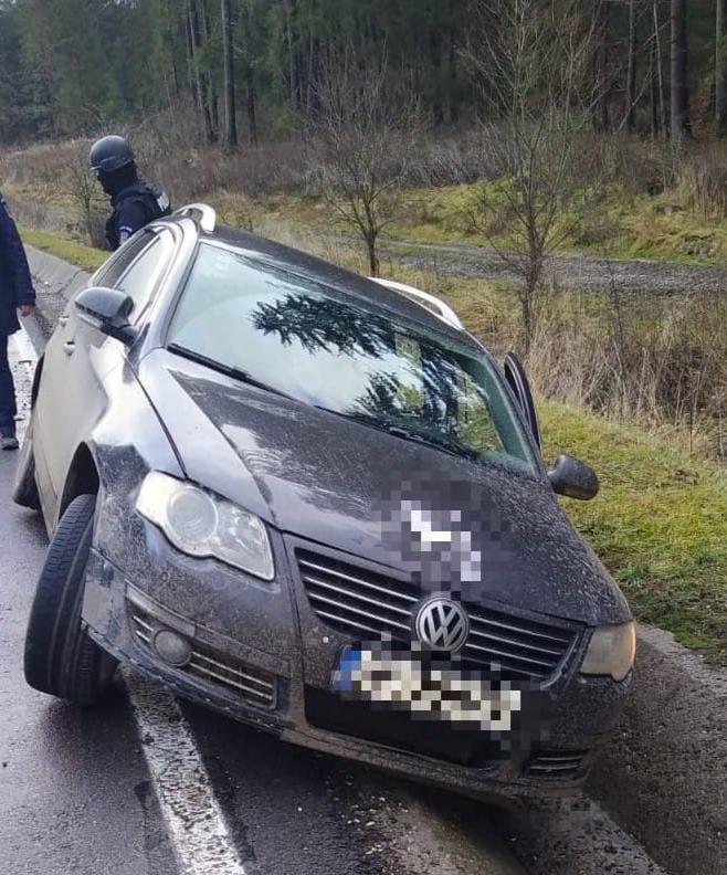 Calvar pentru o fată de 15 ani, răpită din casă. Trei tineri au ameninţat-o şi au băgat-o într-o maşină. Şoferul a încercat să scape de Poliţie și a ajuns în şanţ