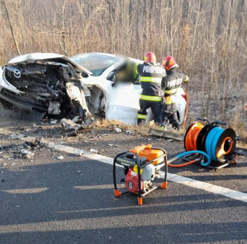 O şoferiţă a fost salvată de pompieri, după ce a rămas blocată între fiarele unei maşini. Accident teribil între două vehicule, în Botoşani