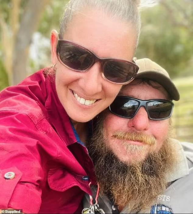 Trei fraţi au rămas fără părinţi în prag de sărbători. Cei doi au murit pe loc, după ce s-au izbit violent cu maşina de un copac, în Australia