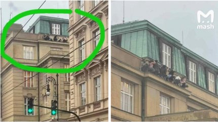 Atac armat în Praga. De disperare, studenţii s-au refugiat pe peretele exterior al clădirii: "Poliţia ştie de noi, trebuie să aşteptăm"