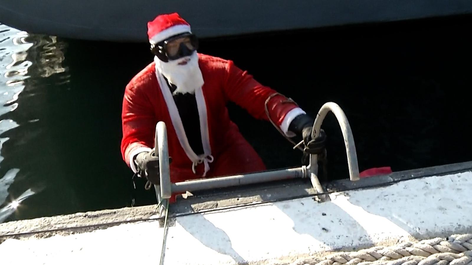 Moş Crăciun a renunţat la sanie şi a adus daruri copiilor cadrelor MAI cu noul Black Hawk. A mers apoi înot până în Constanţa