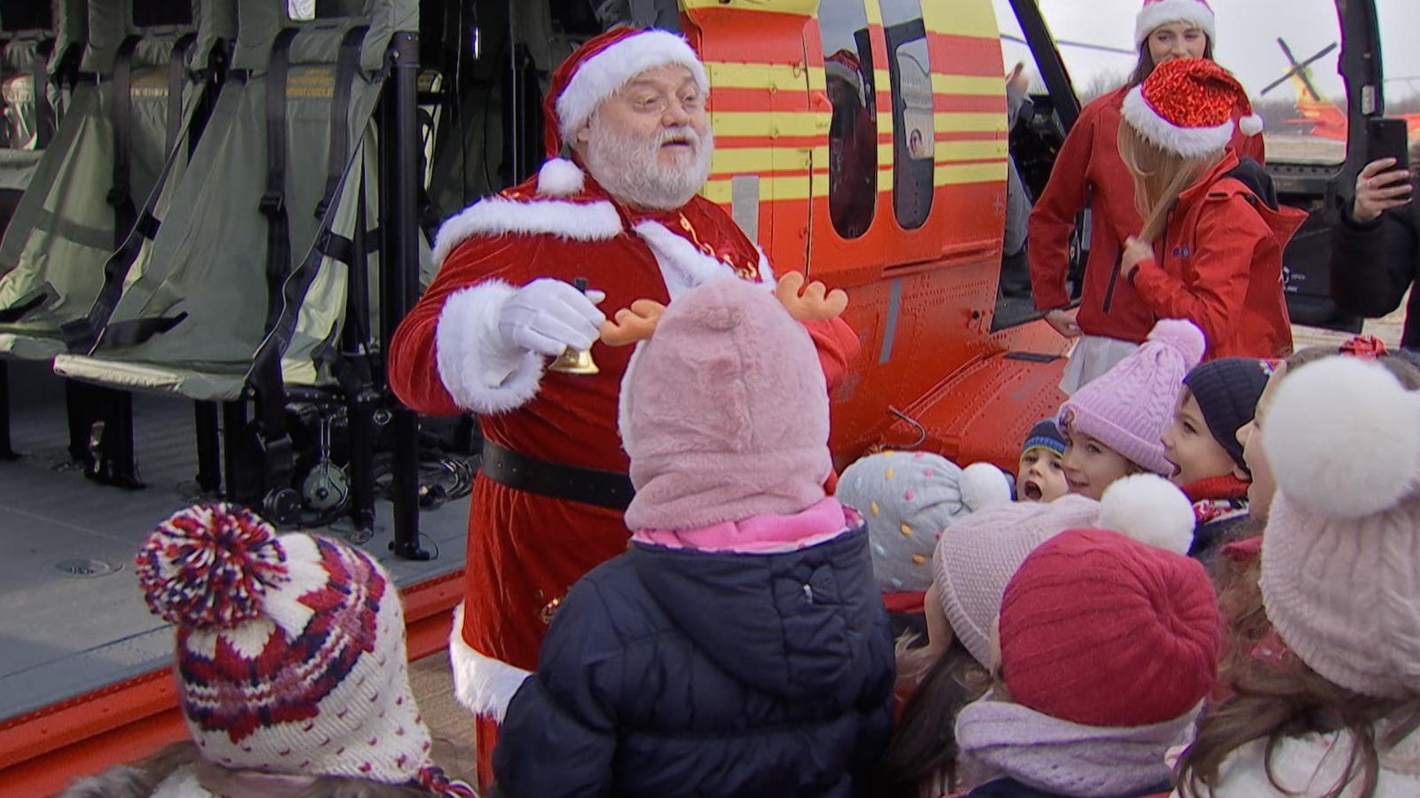 Moş Crăciun a renunţat la sanie şi a adus daruri copiilor cadrelor MAI cu noul Black Hawk. A mers apoi înot până în Constanţa