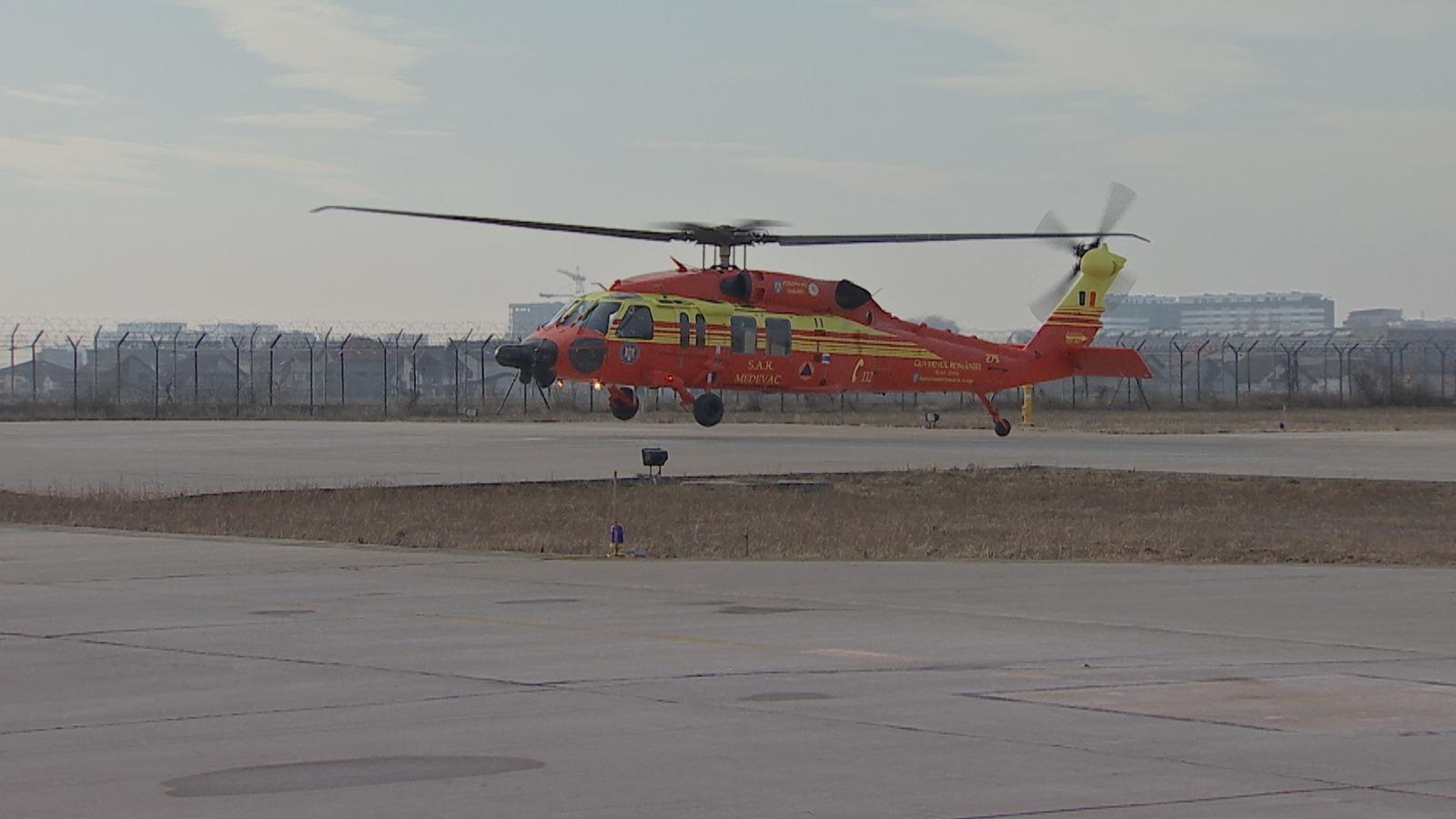 Moş Crăciun a renunţat la sanie şi a adus daruri copiilor cadrelor MAI cu noul Black Hawk. A mers apoi înot până în Constanţa