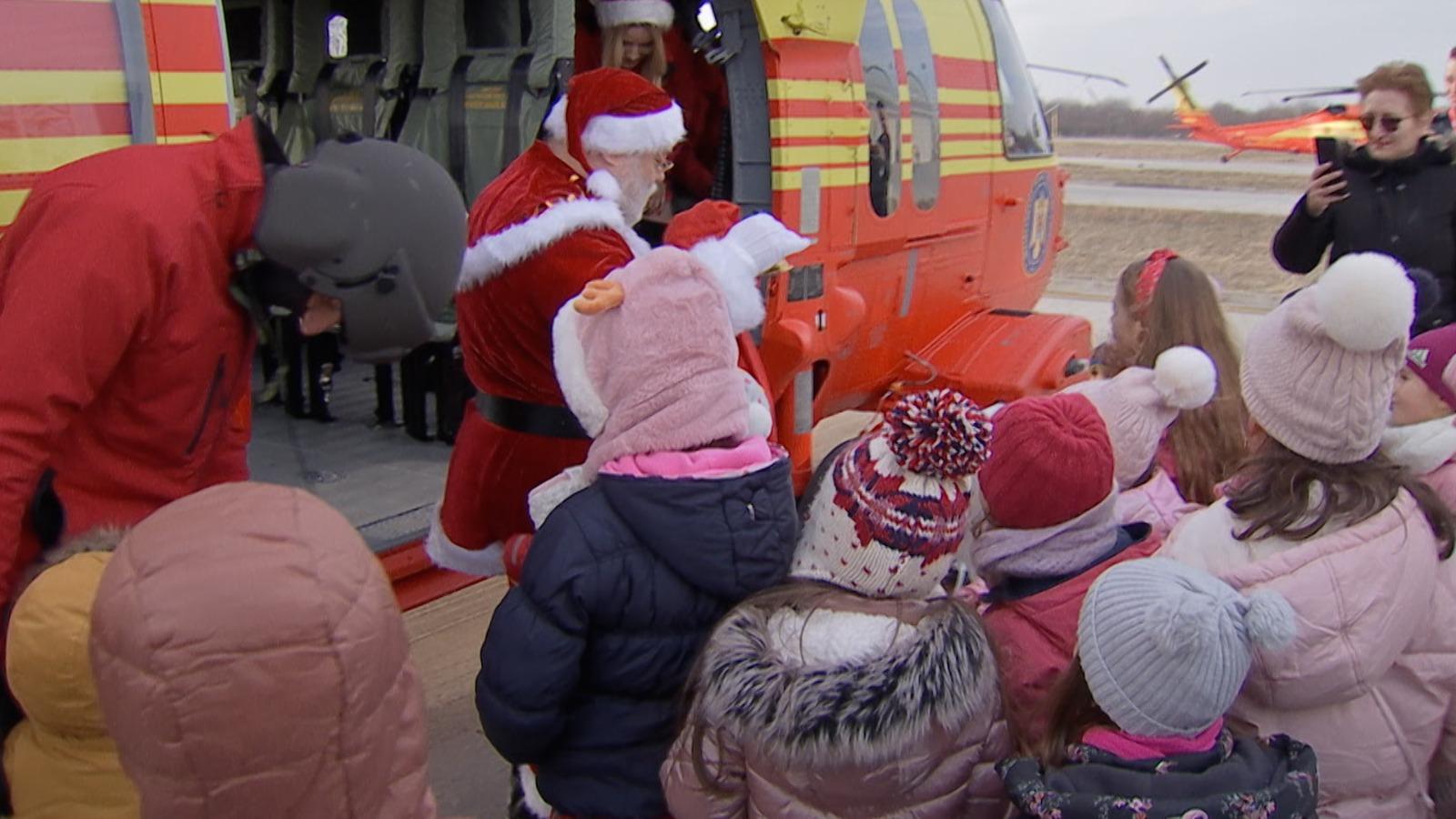Moş Crăciun a renunţat la sanie şi a adus daruri copiilor cadrelor MAI cu noul Black Hawk. A mers apoi înot până în Constanţa