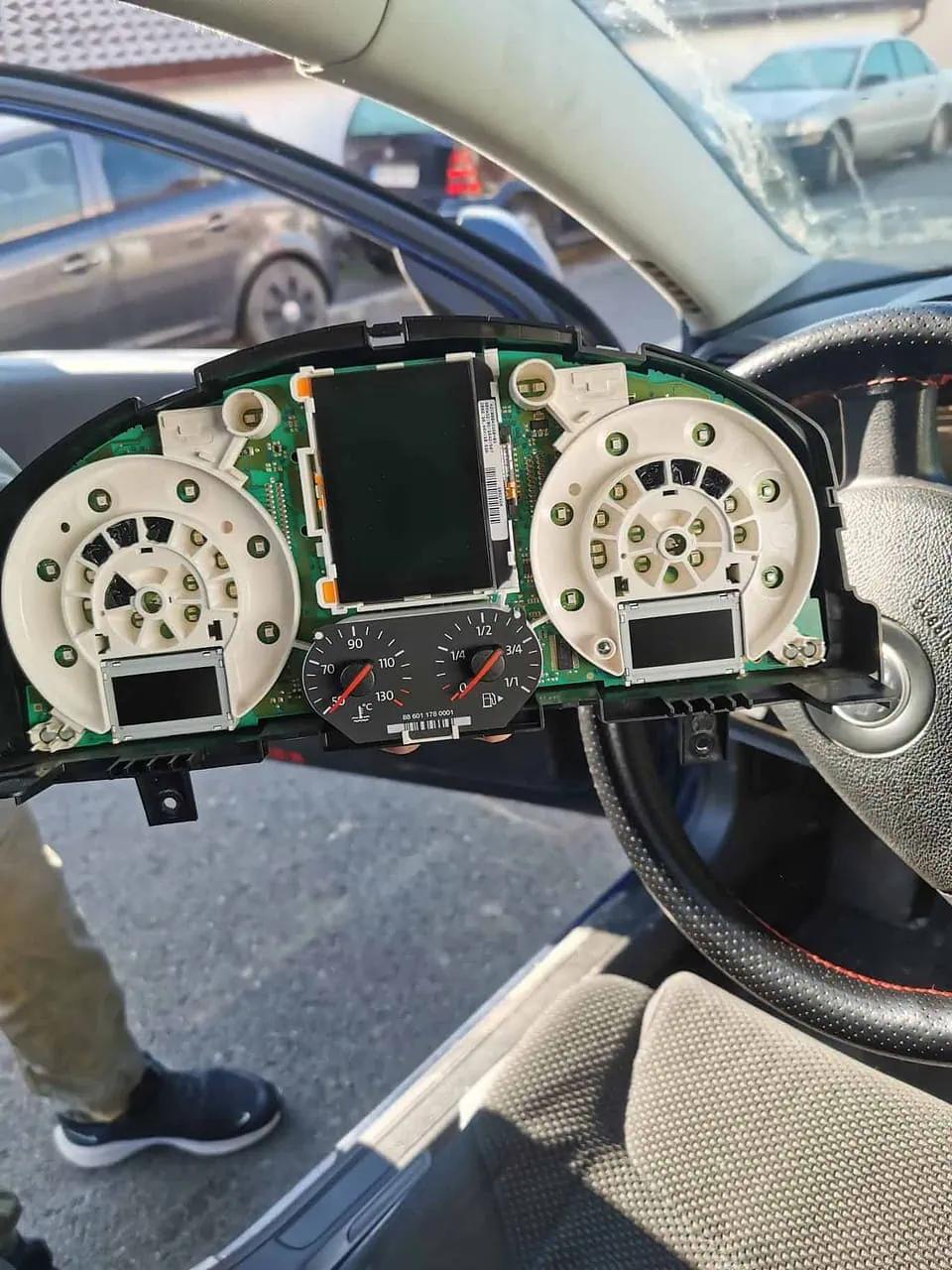 Şi-a cumpărat un Volkswagen Passat cu 2.700 de euro şi a avut parte de un şoc. Ce a descoperit femeia în bord după 2 zile