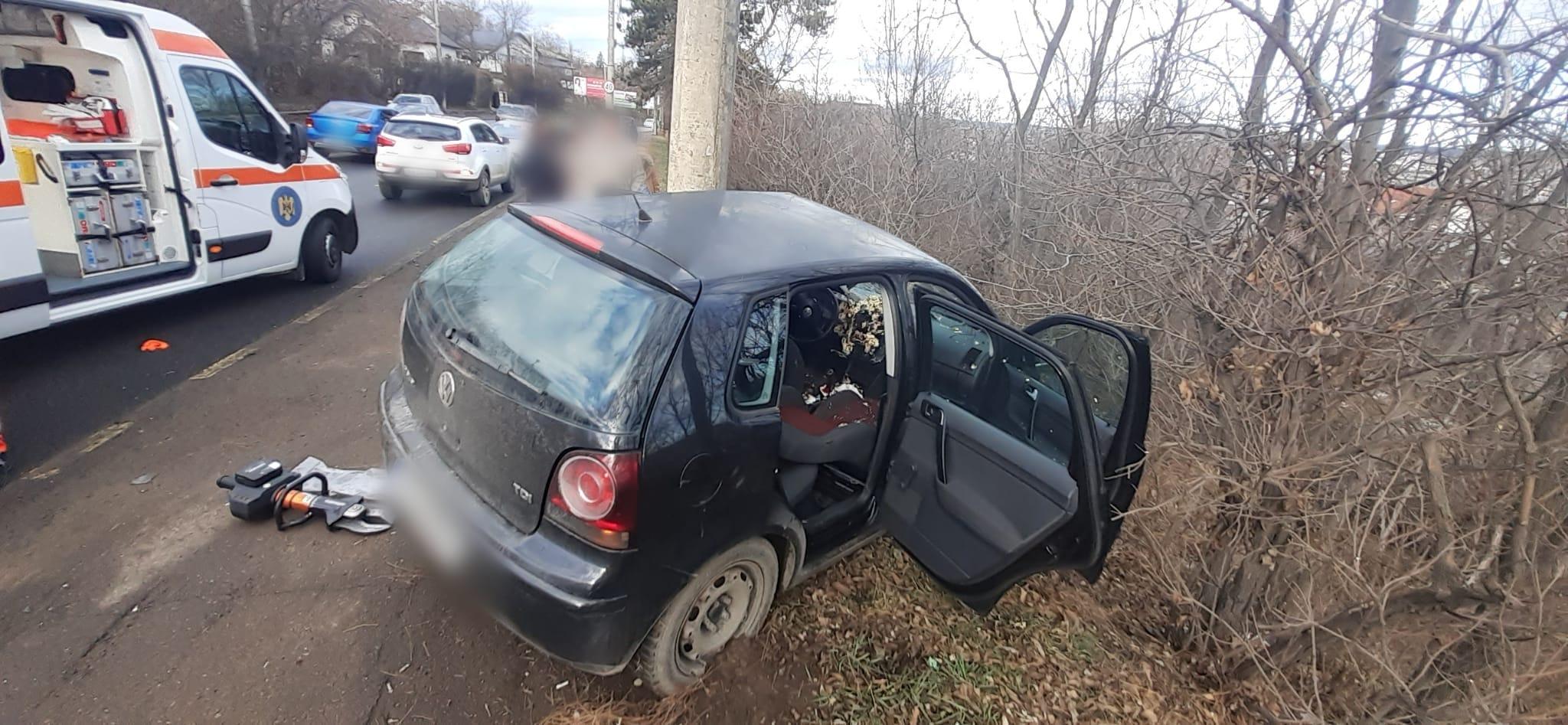 Şoferiţă de 19 ani, rănită grav într-un accident în prima zi de Crăciun. A rămas încarcerată, după ce a lovit un stâlp în Suceava