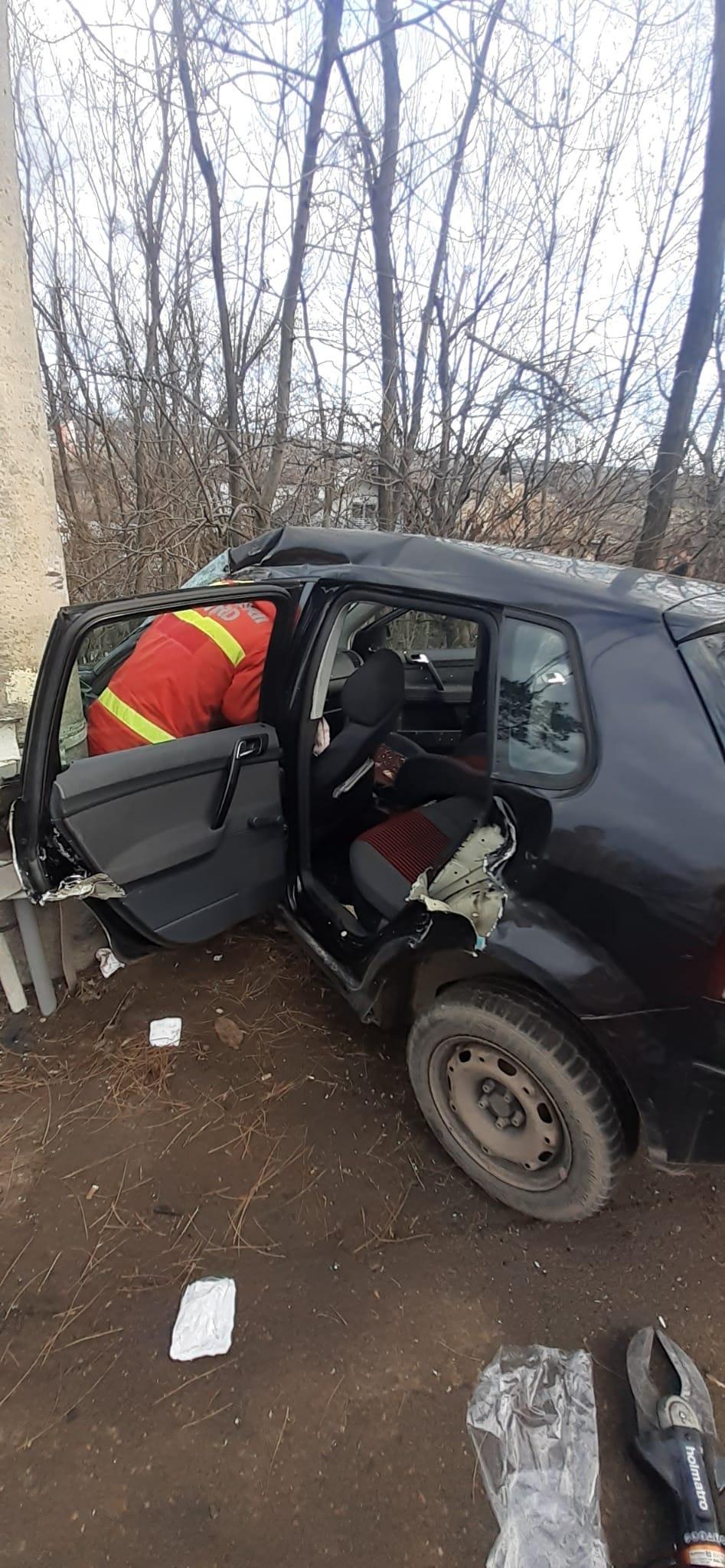 Şoferiţă de 19 ani, rănită grav într-un accident în prima zi de Crăciun. A rămas încarcerată, după ce a lovit un stâlp în Suceava