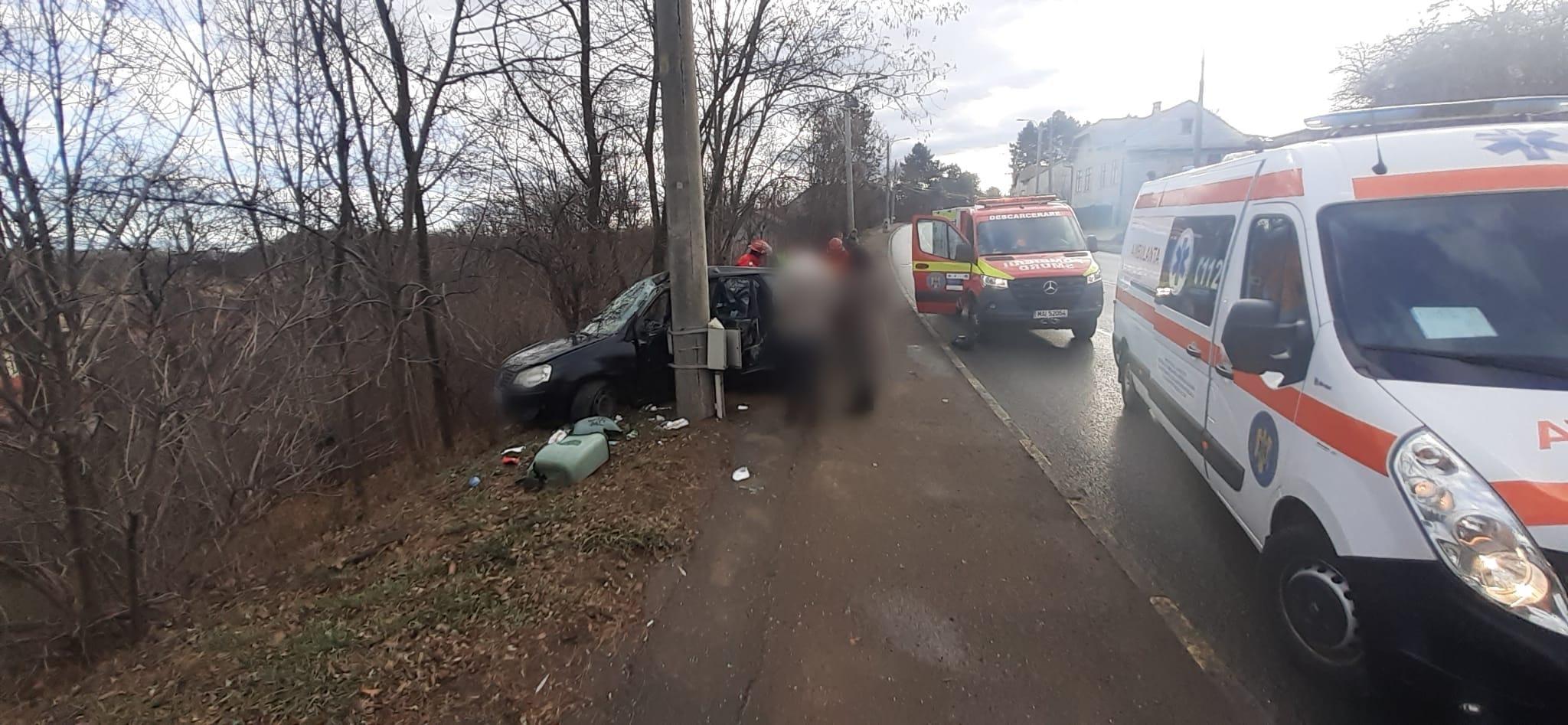 Şoferiţă de 19 ani, rănită grav într-un accident în prima zi de Crăciun. A rămas încarcerată, după ce a lovit un stâlp în Suceava