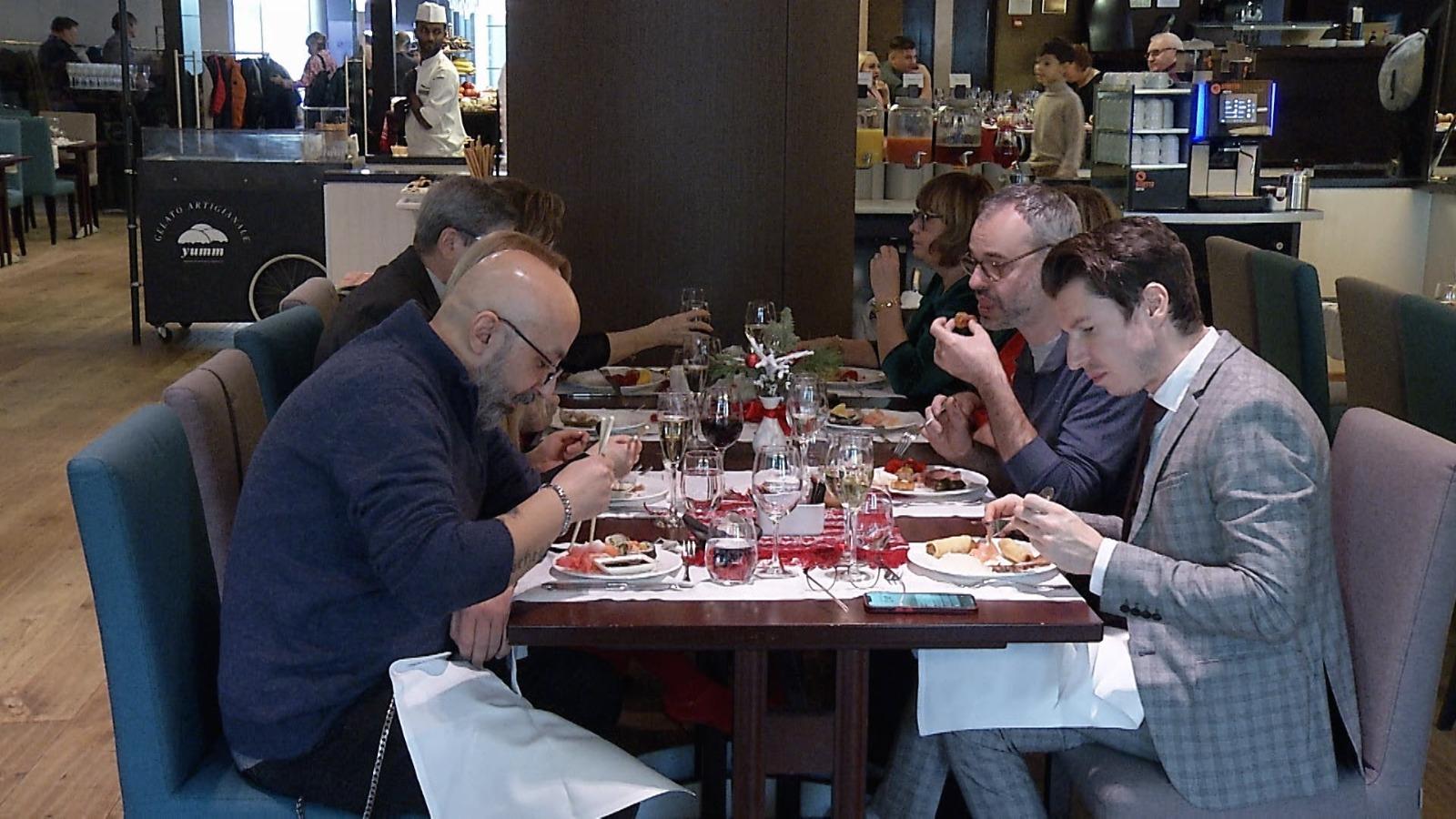 Românii care au dat sarmalele pe caviar şi sushi. Cât costă un meniu premium de Crăciun la un hotel de lux din Capitală