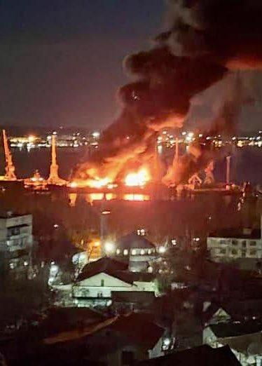 Ucraina a distrus nava rusească de asalt amfibiu Novocerkassk. A lovit cu rachete un port din Crimeea. Momentul exploziei