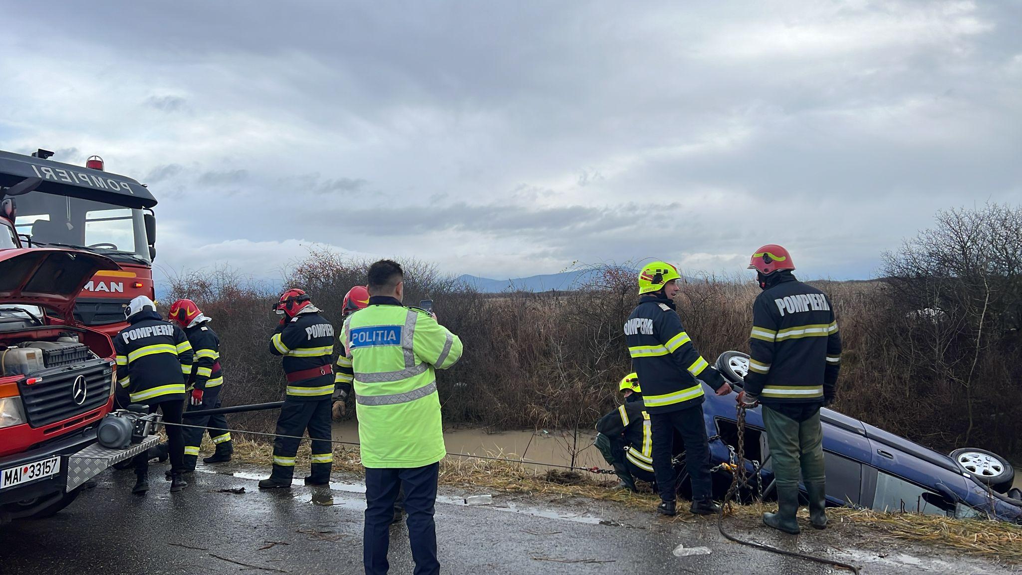 Tripla tragedie din Satu Mare. Copilul de 13 ani, mama şi bunica, care au murit după ce s-au răsturnat cu maşina în apă, au fost conduşi pe ultimul drum