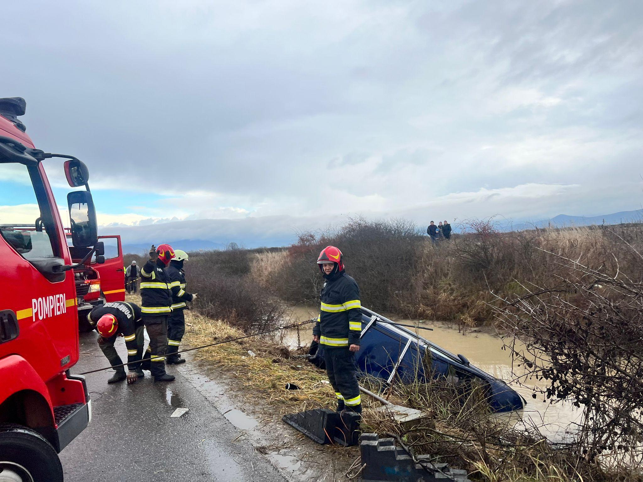 Tripla tragedie din Satu Mare. Copilul de 13 ani, mama şi bunica, care au murit după ce s-au răsturnat cu maşina în apă, au fost conduşi pe ultimul drum