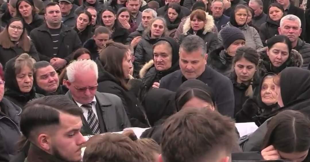 Tripla tragedie din Satu Mare. Copilul de 13 ani, mama şi bunica, care au murit după ce s-au răsturnat cu maşina în apă, au fost conduşi pe ultimul drum
