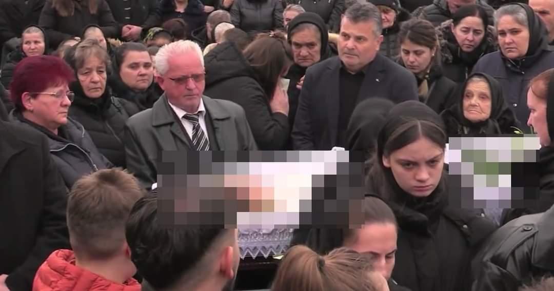 Tripla tragedie din Satu Mare. Copilul de 13 ani, mama şi bunica, care au murit după ce s-au răsturnat cu maşina în apă, au fost conduşi pe ultimul drum