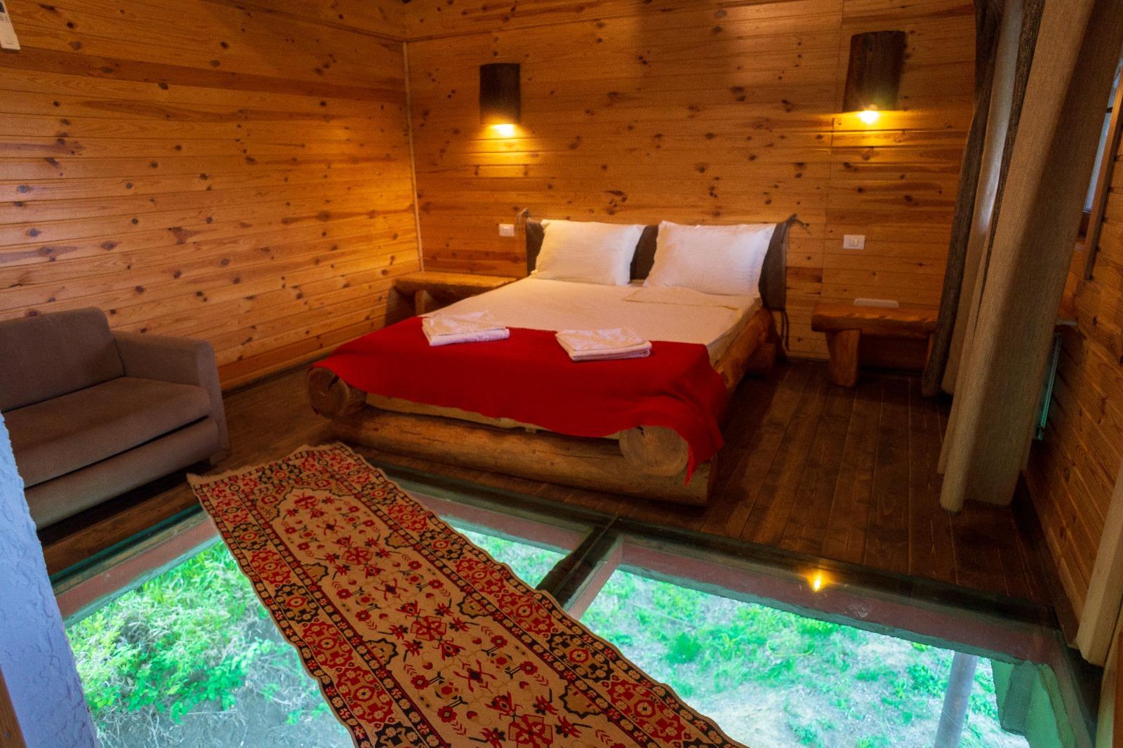 Incendiu la Ferma Dacilor. Cum a ajuns de la un grajd de animale, la un complex cu peste 20 de camere şi cabane. Cât costă cazarea şi ce profit a avut anul trecut