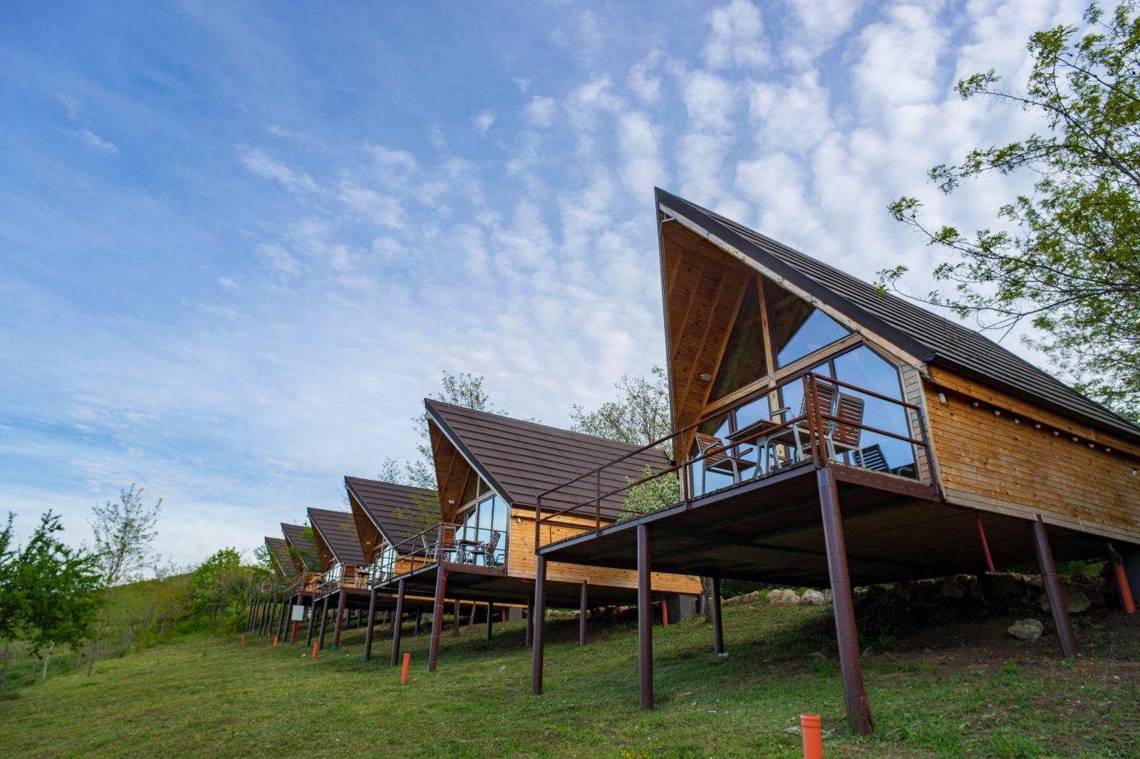 Incendiu la Ferma Dacilor. Cum a ajuns de la un grajd de animale, la un complex cu peste 20 de camere şi cabane. Cât costă cazarea şi ce profit a avut anul trecut