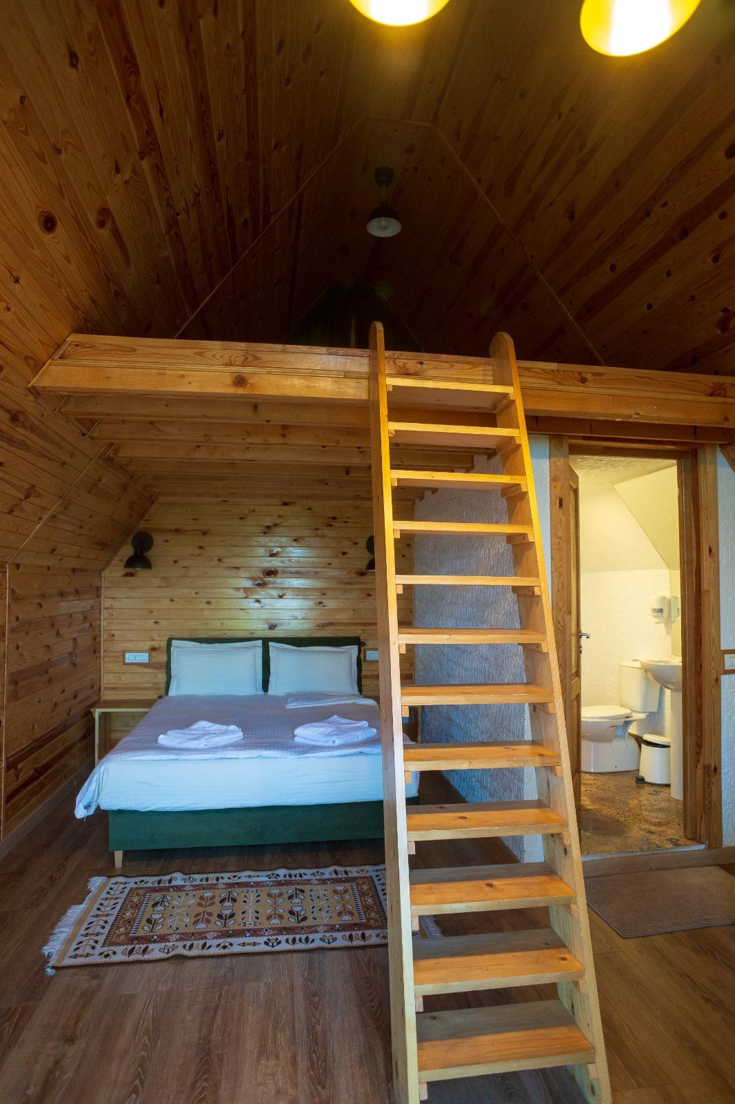 Incendiu la Ferma Dacilor. Cum a ajuns de la un grajd de animale, la un complex cu peste 20 de camere şi cabane. Cât costă cazarea şi ce profit a avut anul trecut