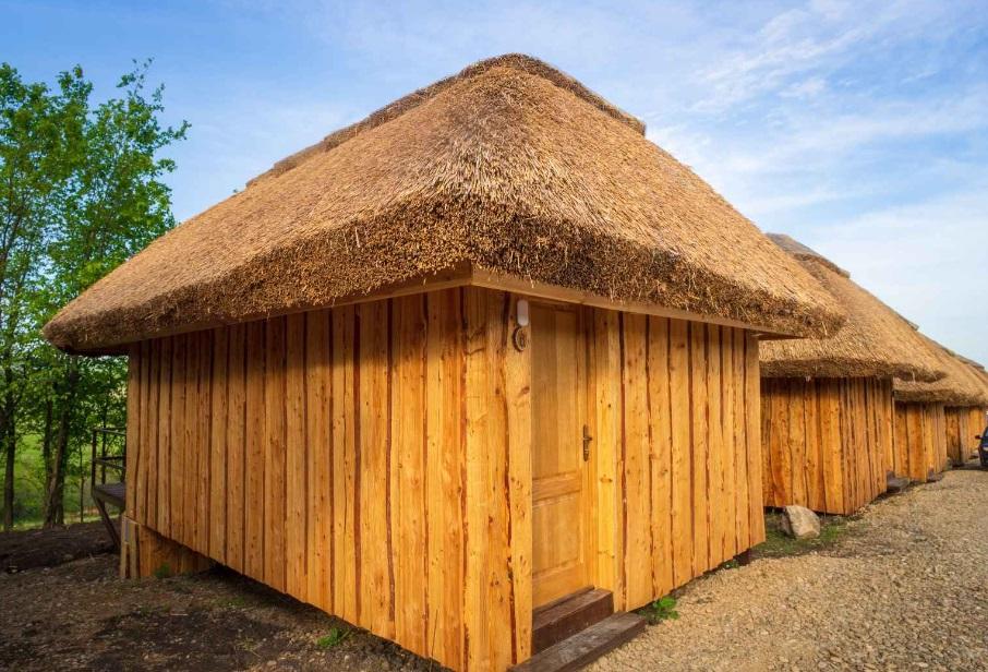 Incendiu la Ferma Dacilor. Cum a ajuns de la un grajd de animale, la un complex cu peste 20 de camere şi cabane. Cât costă cazarea şi ce profit a avut anul trecut