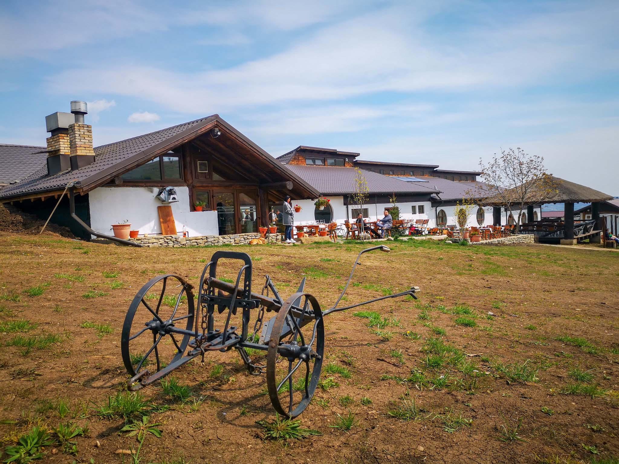 Incendiu la Ferma Dacilor. Cum a ajuns de la un grajd de animale, la un complex cu peste 20 de camere şi cabane. Cât costă cazarea şi ce profit a avut anul trecut