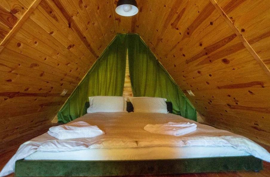 Incendiu la Ferma Dacilor. Cum a ajuns de la un grajd de animale, la un complex cu peste 20 de camere şi cabane. Cât costă cazarea şi ce profit a avut anul trecut