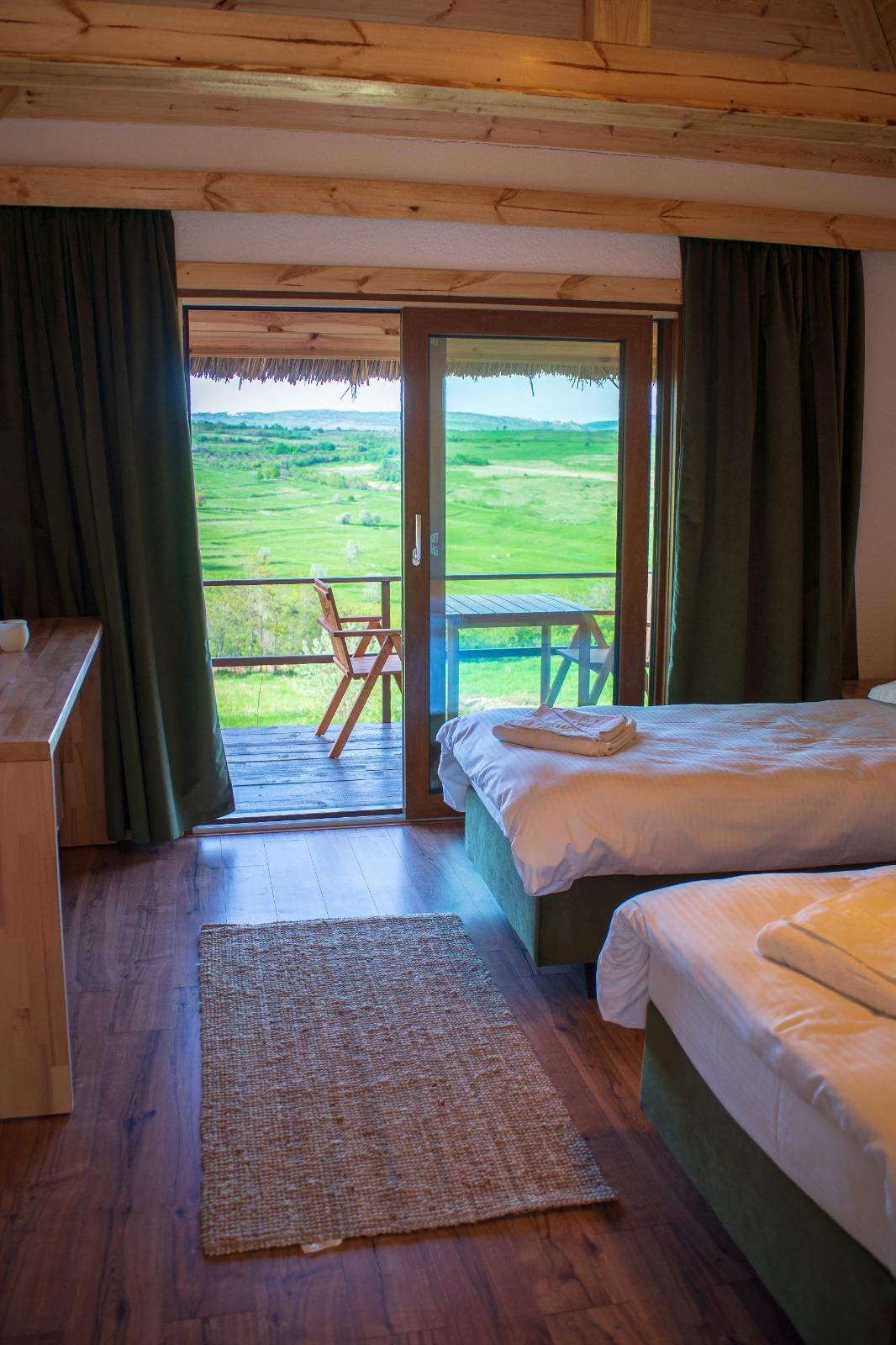 Incendiu la Ferma Dacilor. Cum a ajuns de la un grajd de animale, la un complex cu peste 20 de camere şi cabane. Cât costă cazarea şi ce profit a avut anul trecut