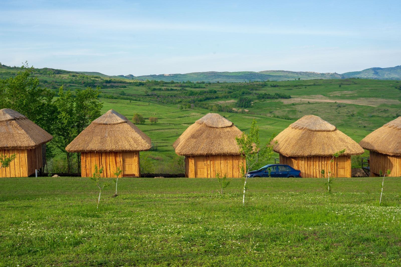 Incendiu la Ferma Dacilor. Cum a ajuns de la un grajd de animale, la un complex cu peste 20 de camere şi cabane. Cât costă cazarea şi ce profit a avut anul trecut