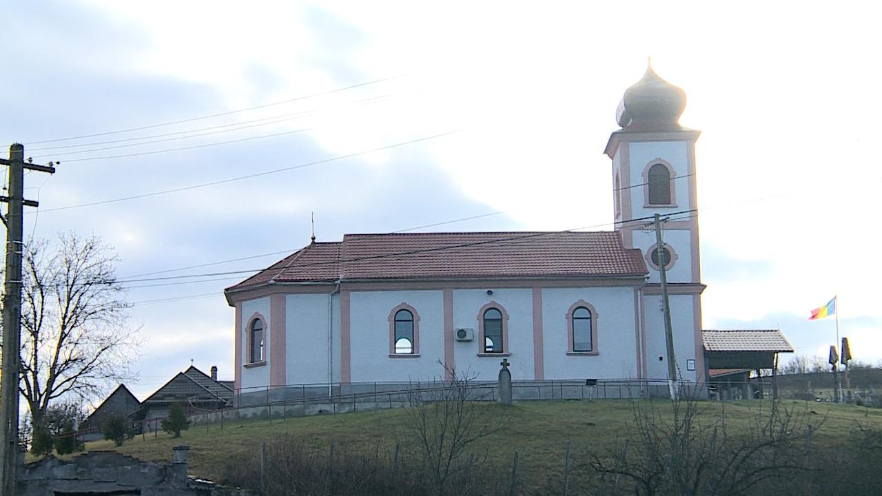 Două femei, lovite de un autoturism care a luat-o la vale, după ce au ieşit din biserică. "A pornit maşina singură"