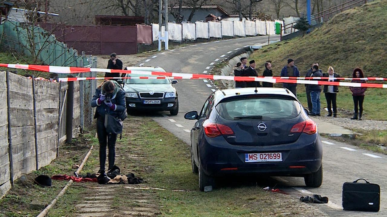 Două femei, lovite de un autoturism care a luat-o la vale, după ce au ieşit din biserică. "A pornit maşina singură"