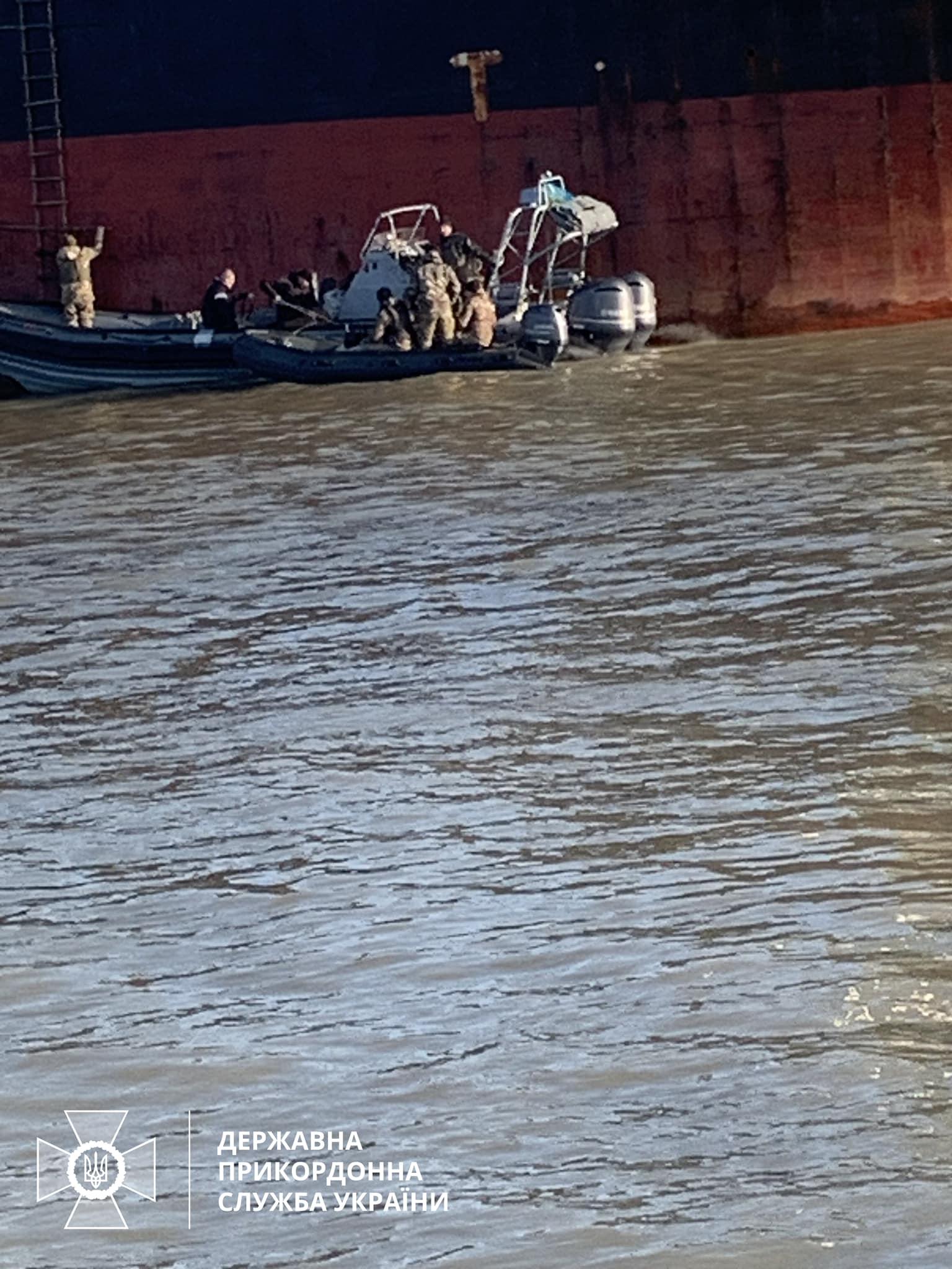O navă de marfă a lovit o mină marină în Delta Dunării. Două persoane aflate la bord au fost rănite, potrivit Ucrainei