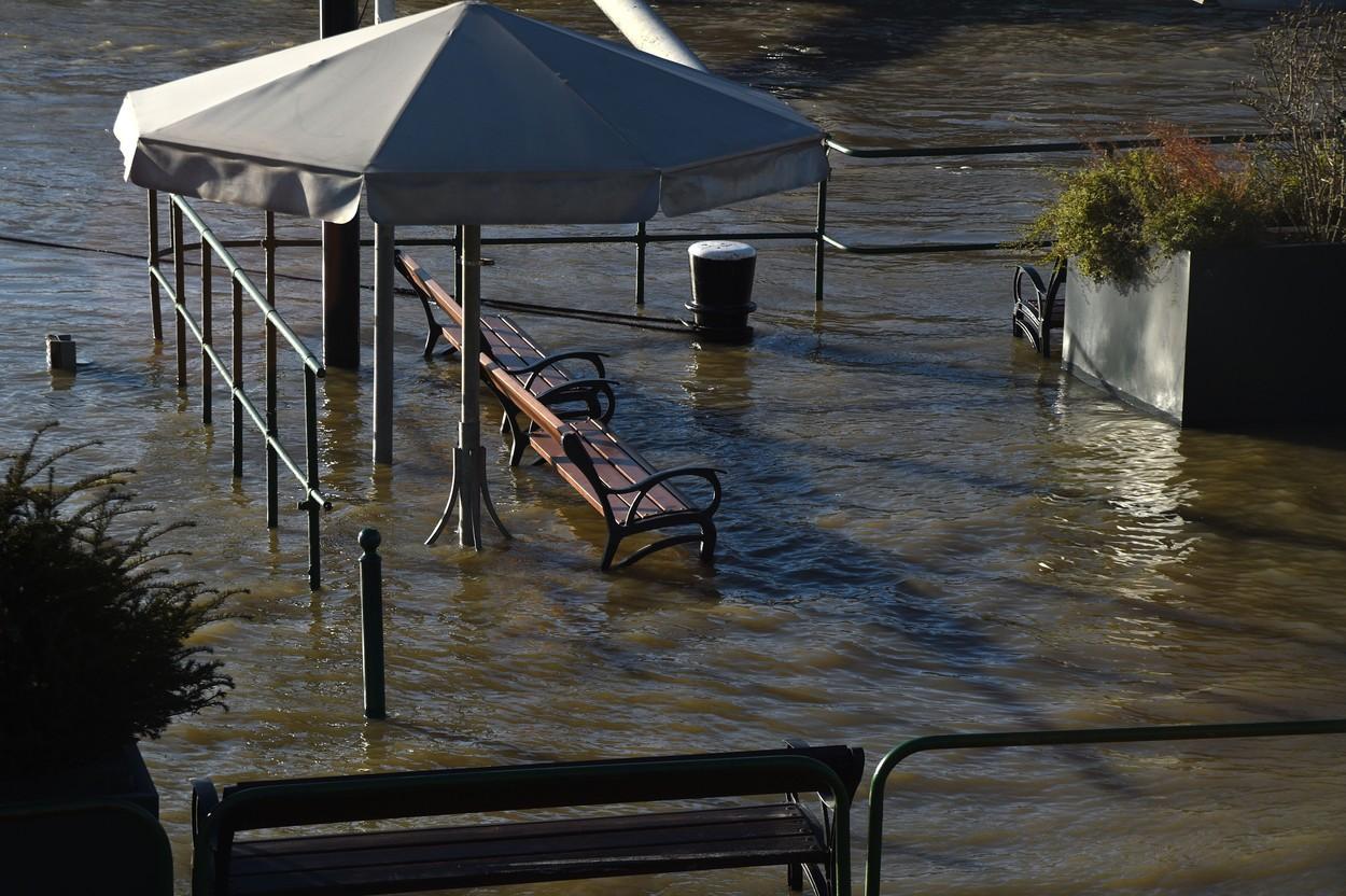 Inundaţii în Budapesta după ce nivelul Dunării a atins aproape 7 metri. Imagini spectaculoase cu străzile înecate de apă