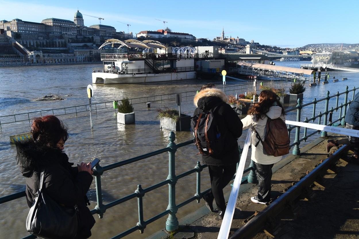Inundaţii în Budapesta după ce nivelul Dunării a atins aproape 7 metri. Imagini spectaculoase cu străzile înecate de apă