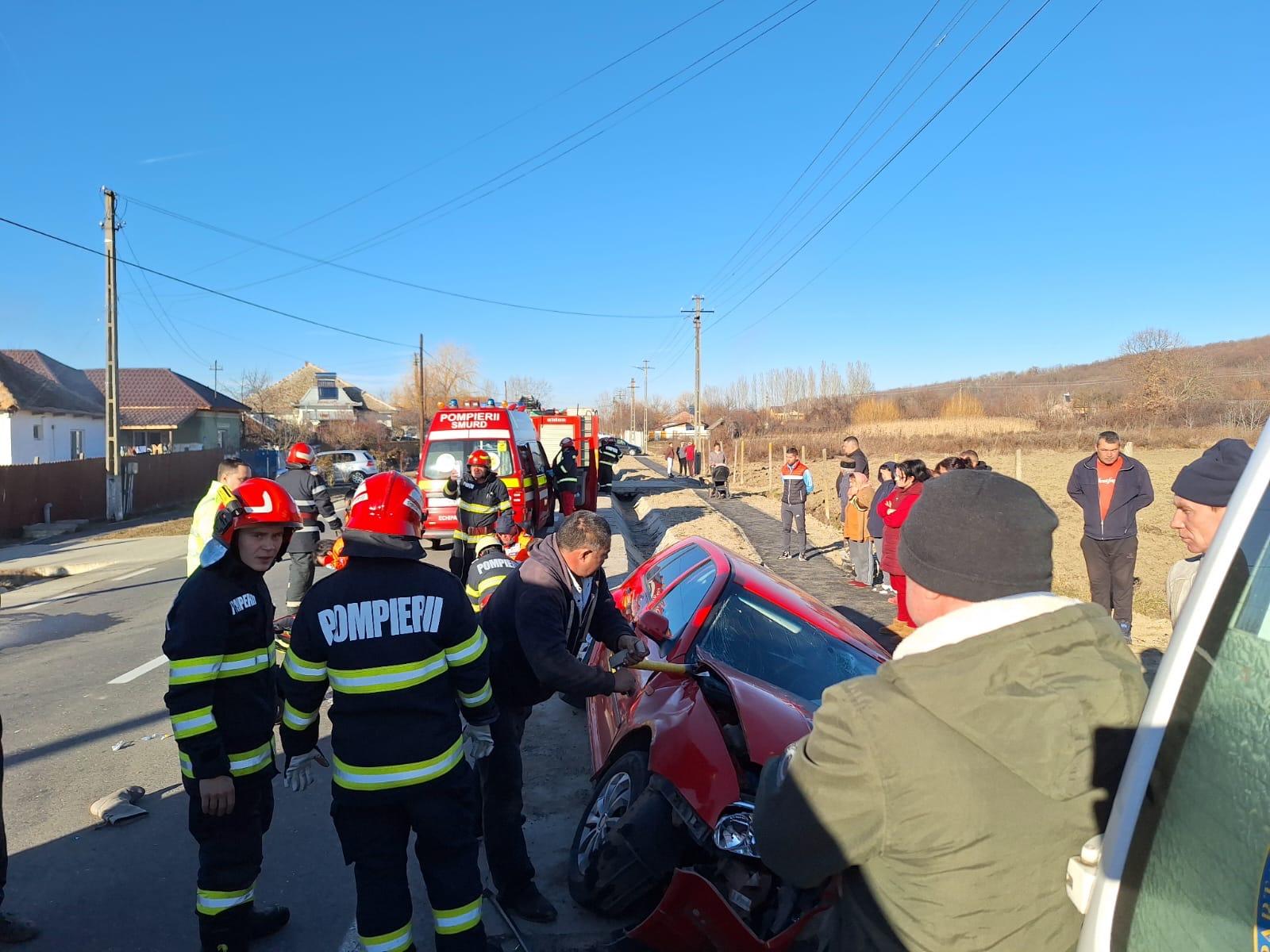 Femeie moartă după ce un şofer de 76 de ani a intrat cu maşina într-un cap de pod, în Vâlcea. A fost chemat elicopterul SMURD