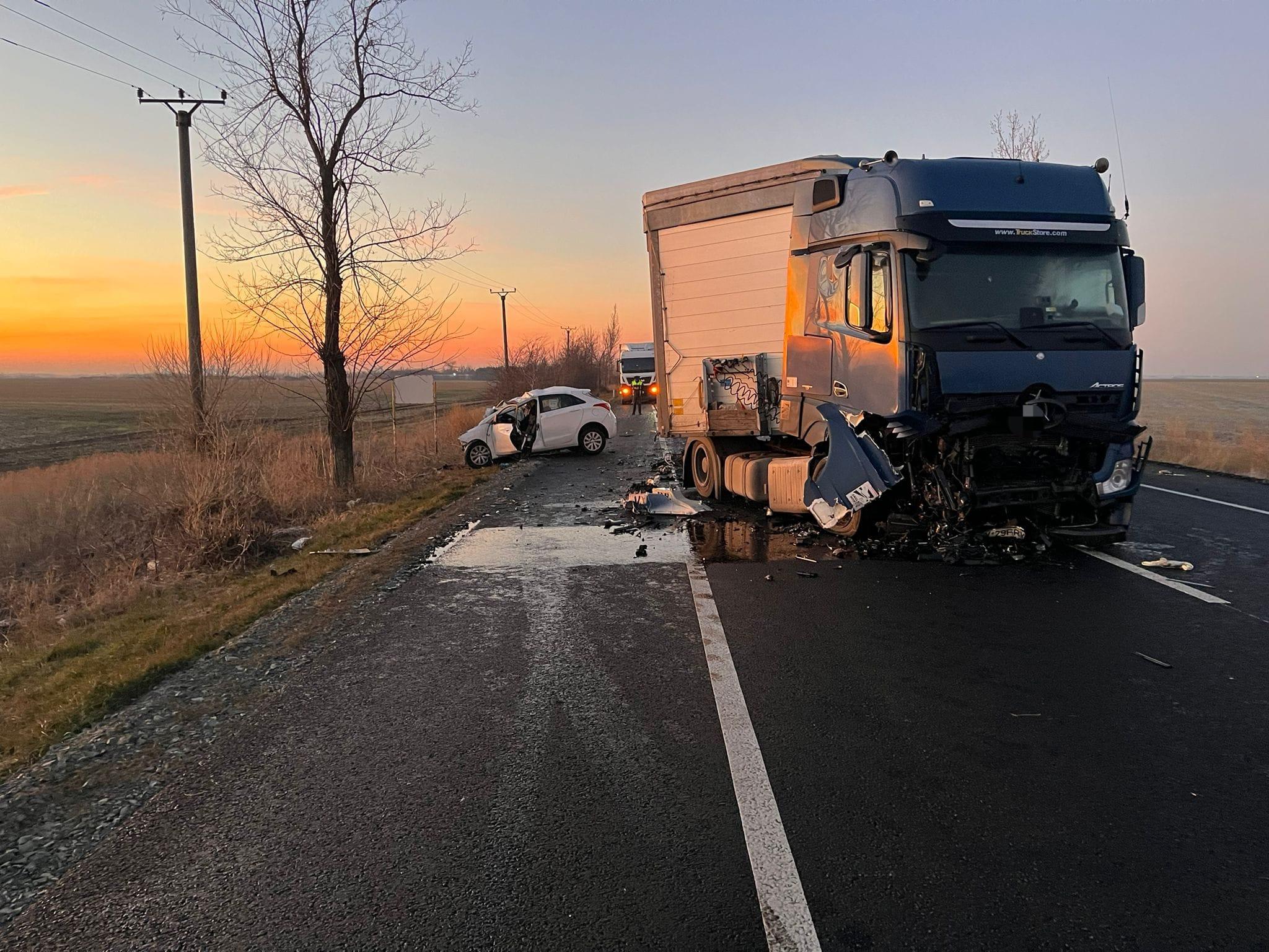 Trei oameni, morți pe loc după un accident devastator, în Ialomița. Au intrat pe contrasens cu mașina și s-au înfipt într-un TIR