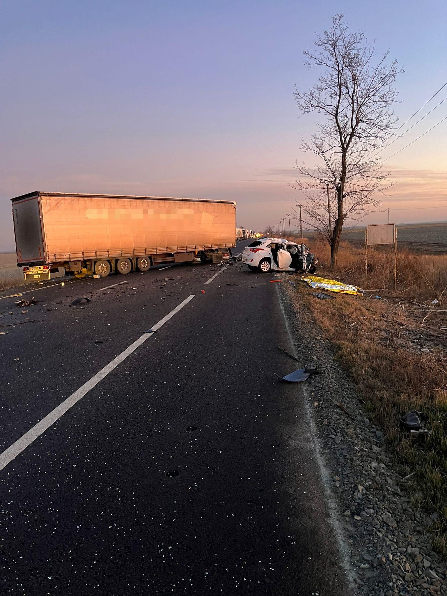 Trei oameni, morți pe loc după un accident devastator, în Ialomița. Au intrat pe contrasens cu mașina și s-au înfipt într-un TIR