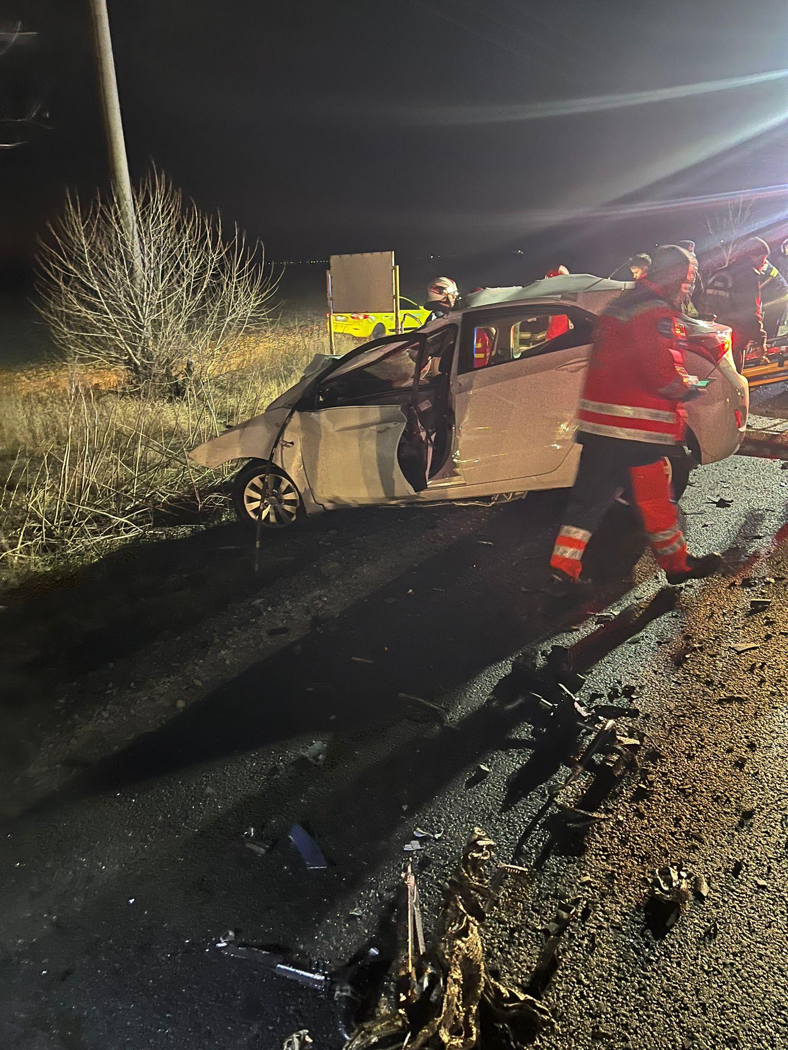 Trei oameni, morți pe loc după un accident devastator, în Ialomița. Au intrat pe contrasens cu mașina și s-au înfipt într-un TIR