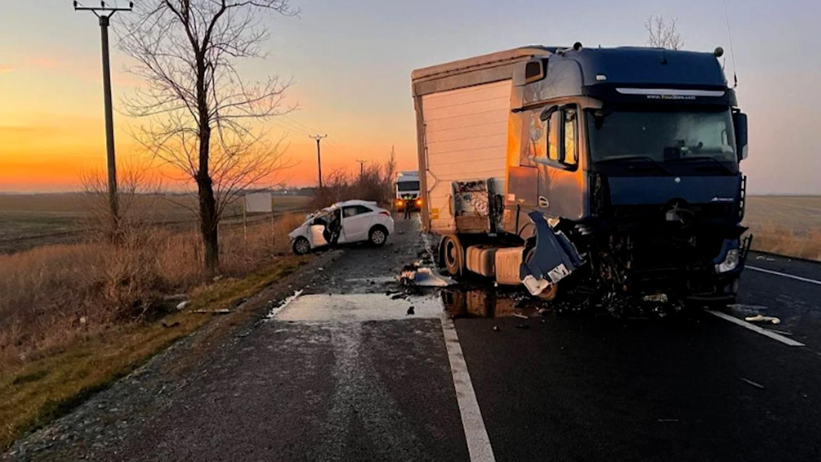 Filmul accidentului cumplit din Ialomiţa. Şoferul 22 de ani şi alte 2 persoane au murit pe loc, după ce o maşină s-a izbit frontal cu un TIR