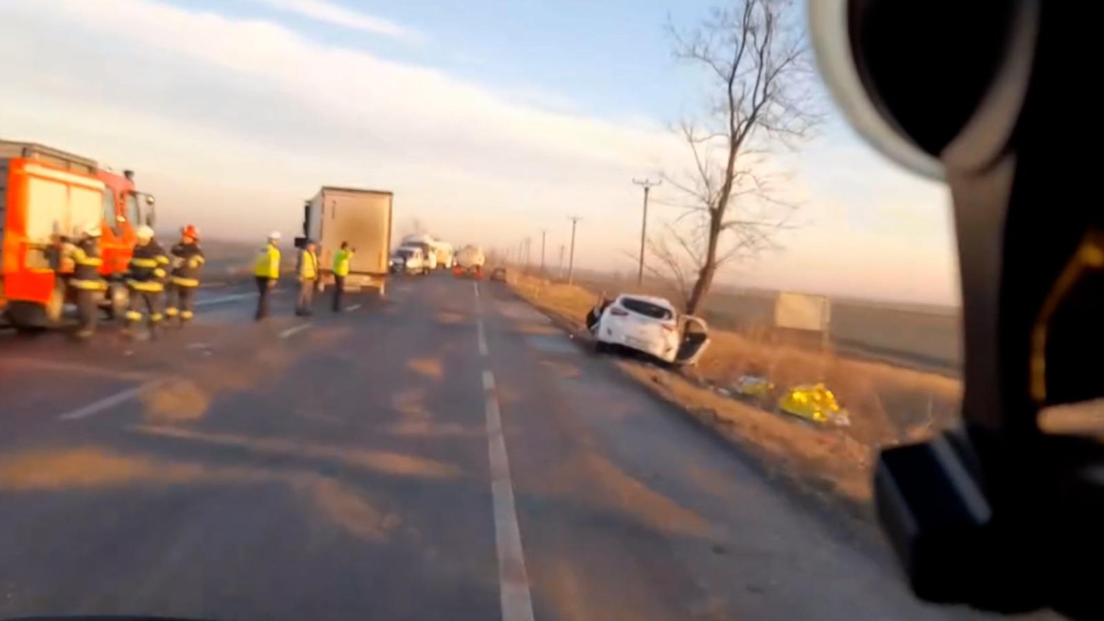 Filmul accidentului cumplit din Ialomiţa. Şoferul 22 de ani şi alte 2 persoane au murit pe loc, după ce o maşină s-a izbit frontal cu un TIR