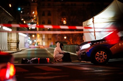 Atac terorist în Paris. Un mort şi doi răniţi, după ce au fost înjunghiaţi şi bătuţi pe stradă de un tânăr care a strigat "Allah Akbar"